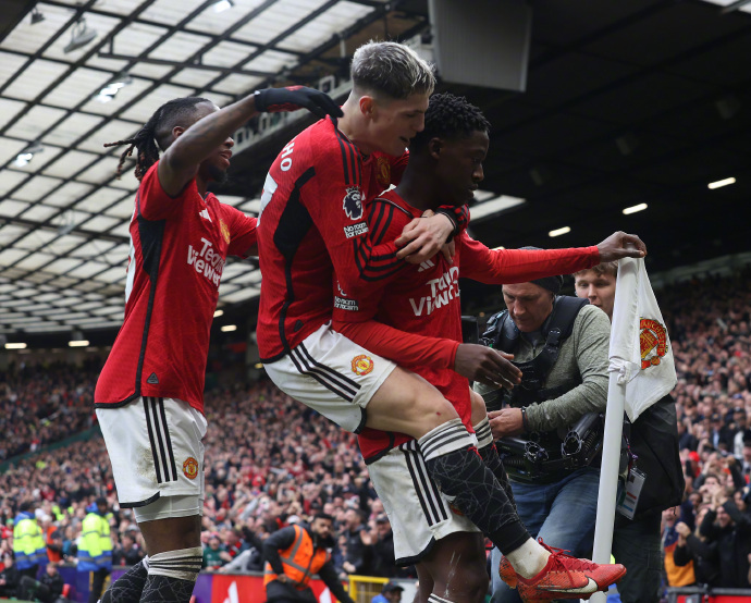 曼联客场逼平维拉，保持不败战绩