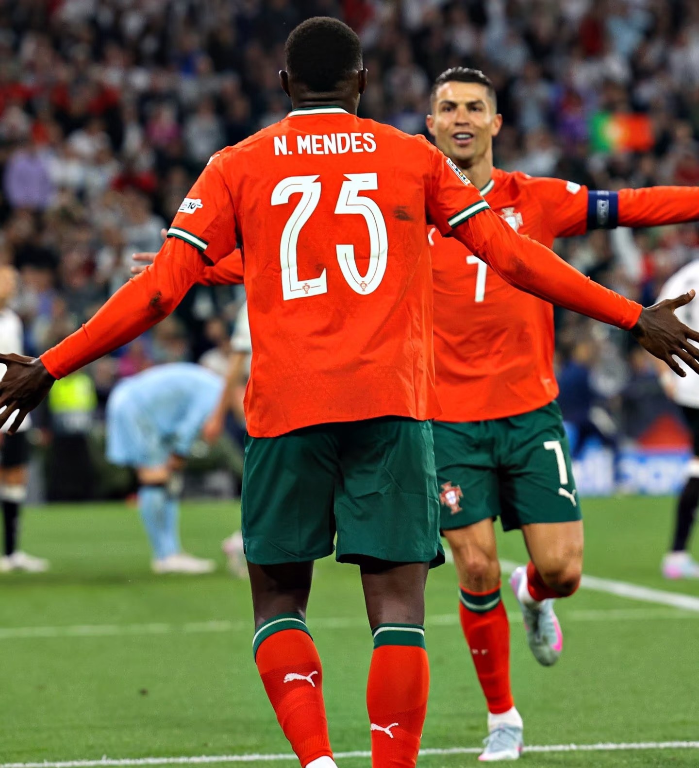 开云体育网页版登录入口-包含葡萄牙重振雄风斩获欧洲杯胜利，球迷狂热庆祝的词条